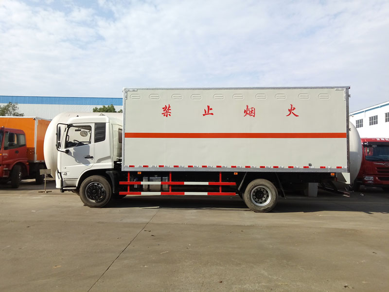 东风T3易燃液体厢式运输车